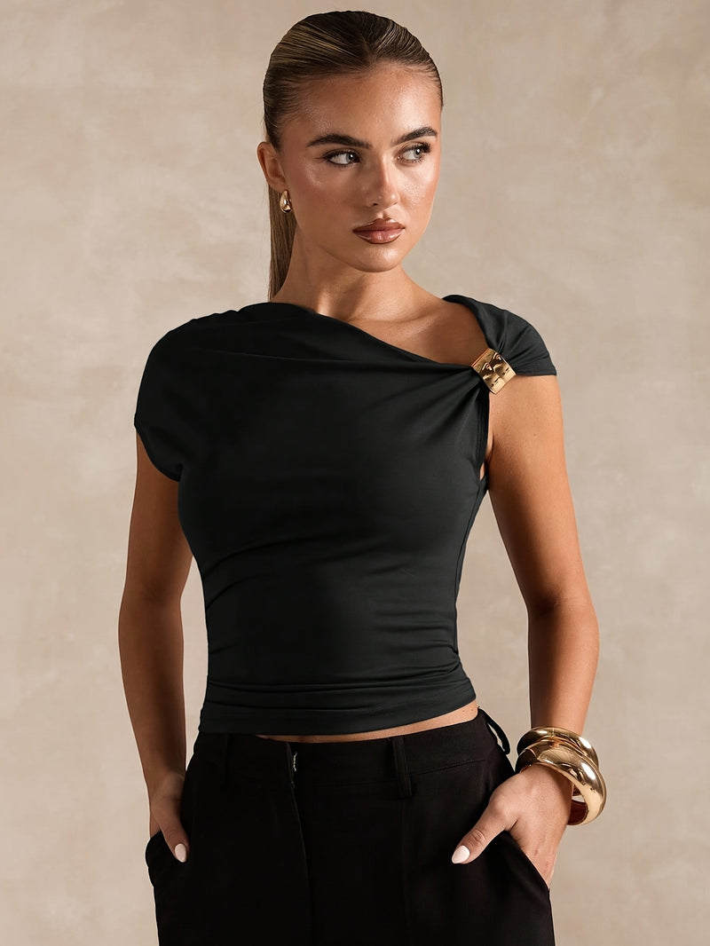 Nuova collezione primavera estate con top tinta unita facile ed elegante, design asimmetrico con spalle scoperte e dettagli metallici per donna. Questa t-shirt alla moda è realizza