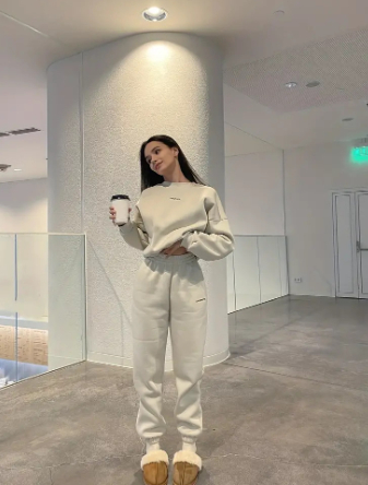 Completo composto da maglione e pantaloni