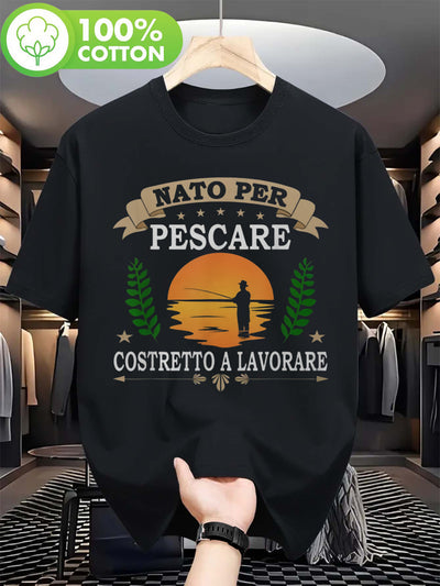 Maglietta Uomo Divertente con Frase Italiana sulla Pesca - "Nato per Pescare, Costretto a Lavorare" Stampa Posteriore con Frase Italiana e Grafica Pesca - Slim Fit Collo Tondo Mani