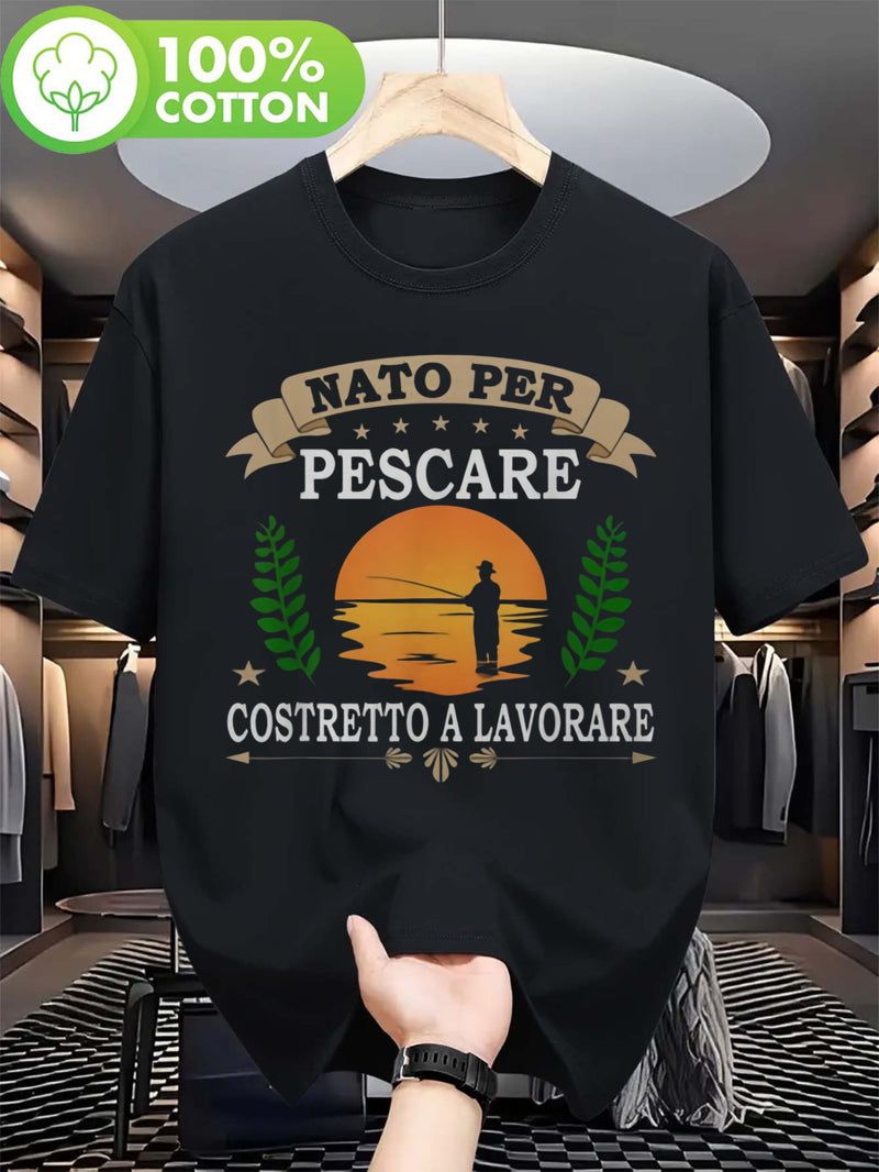 Maglietta Uomo Divertente con Frase Italiana sulla Pesca - "Nato per Pescare, Costretto a Lavorare" Stampa Posteriore con Frase Italiana e Grafica Pesca - Slim Fit Collo Tondo Mani