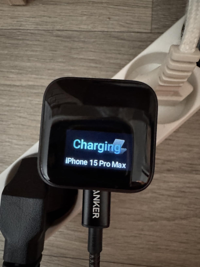 Anker Nano Caricatore iPhone da 45W con Smart Display, caricatore USB C, Ricarica Rapida, riconoscimento Intelligente, modalità Care, Design Compatto, per iPhone 17/16/15, iPad, MacBook e Apple Watch