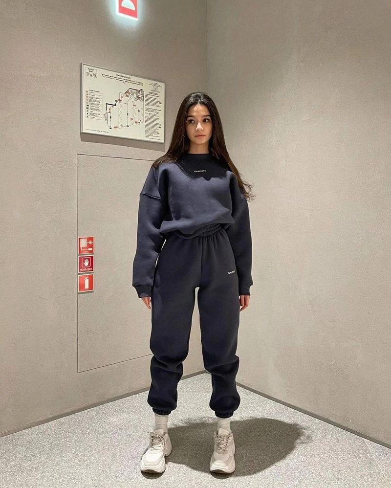 Completo composto da maglione e pantaloni