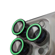 Protezione obiettivo fotocamera iPhone con anello verde e tappo luminoso