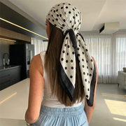 Foulard quadrato con stampa a pois da donna sciarpa in seta - immagine 6