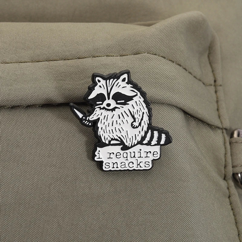 I Require Snack Spille smaltate Cartoon Trash Panda Procione Spille Distintivi da bavero Divertenti gioielli con animali Regalo per bambini Amici