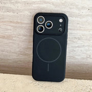 Custodia nera in silicone per iPhone 17 con ricarica wireless magnetica