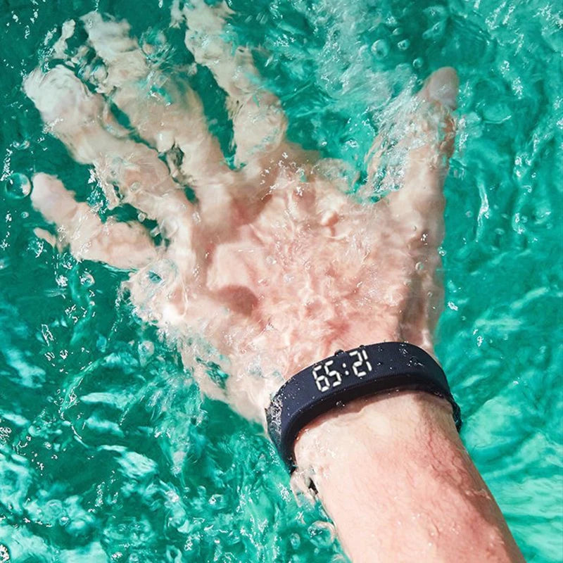 Smartband LED Fitness – Braccialetto Contapassi Impermeabile con Sveglia a Vibrazione