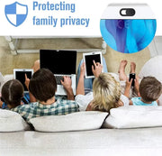 Famiglia che protegge la privacy con coperture webcam su dispositivi