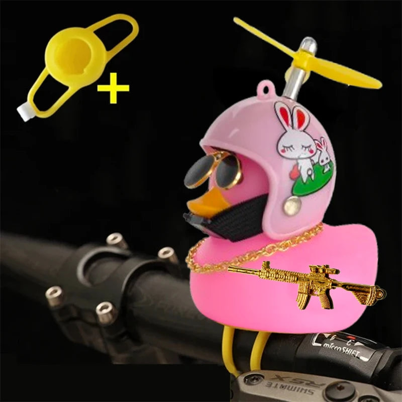 Ciondolo a forma di anatra con casco, piccola anatra gialla per bici da strada, accessori per ciclismo senza luci