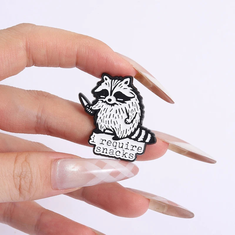 I Require Snack Spille smaltate Cartoon Trash Panda Procione Spille Distintivi da bavero Divertenti gioielli con animali Regalo per bambini Amici