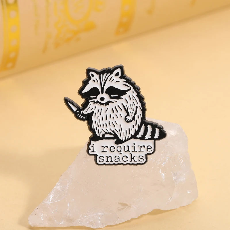 I Require Snack Spille smaltate Cartoon Trash Panda Procione Spille Distintivi da bavero Divertenti gioielli con animali Regalo per bambini Amici