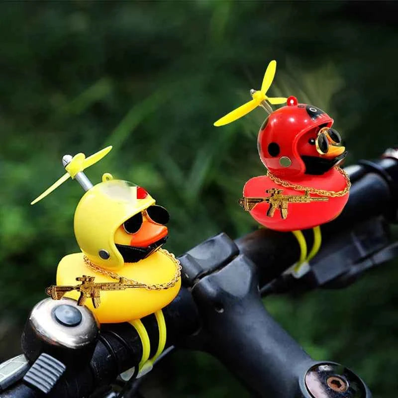 Ciondolo a forma di anatra con casco, piccola anatra gialla per bici da strada, accessori per ciclismo senza luci
