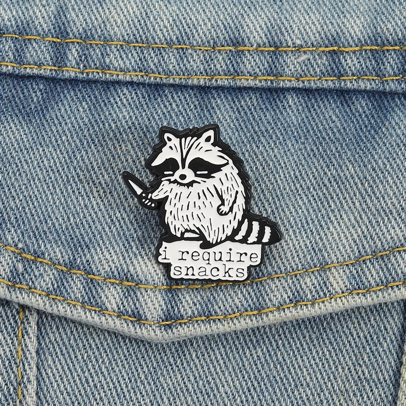 I Require Snack Spille smaltate Cartoon Trash Panda Procione Spille Distintivi da bavero Divertenti gioielli con animali Regalo per bambini Amici