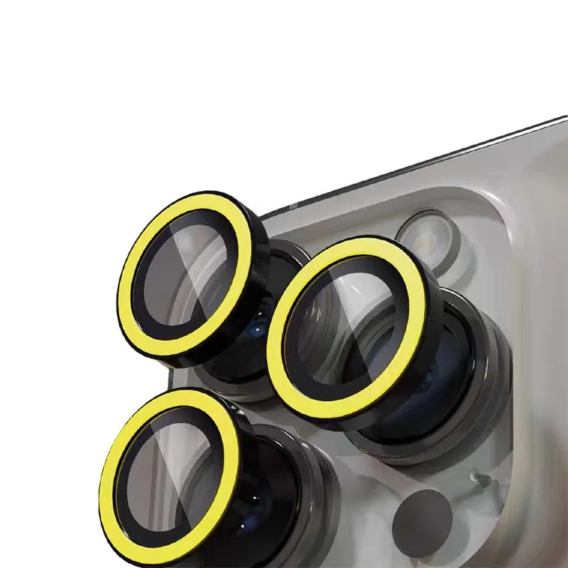 Protezione obiettivo fotocamera iPhone con anello giallo e tappo luminoso