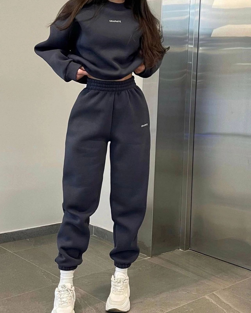 Completo composto da maglione e pantaloni