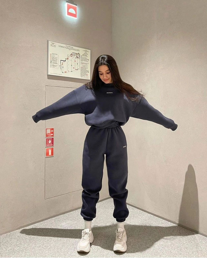 Completo composto da maglione e pantaloni
