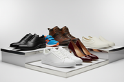 Scarpe e Calzature diversi modelli esposti in primo piano per uomo donna e bambino senza brand e scritte
